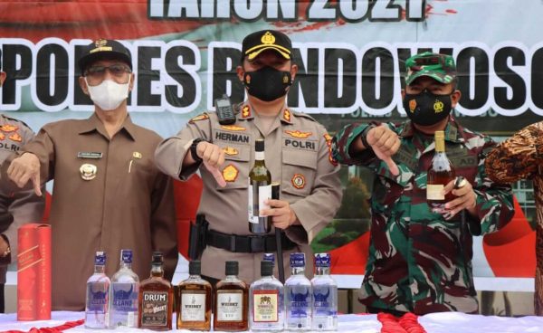 Ribuan Botol Miras berikut Knalpot Brong di Bondowoso Dimusnahkan Paska Gelar Apel Pasukan