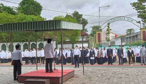 Peringati Hari Amal, Kemenag Bondowoso Beri Apresiasi 10 Siswa Berprestasi