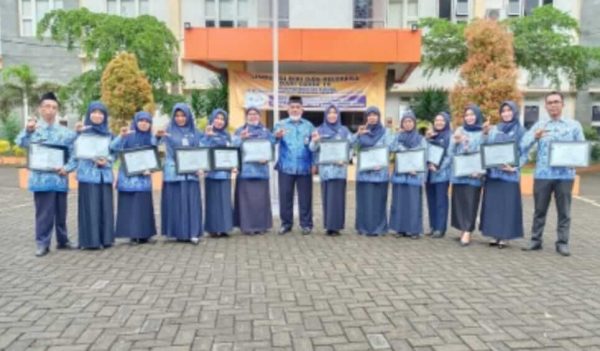 Motivasi Guru dan Kepala Sekolah, Kadisdik Bondowoso beri Penghargaan