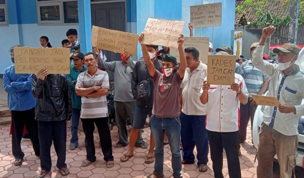 Sewakan Tanah Kas Desa Ratusan Juta, Pj Kades Nogosari Bondowoso Diunjuk Rasa Warga