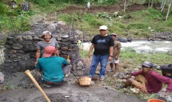 Tak Harus ADD dan DD, Warga Desa Gubrih Bondowoso Gotong Royong Bangun Jembatan