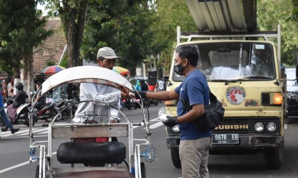 Ingatkan Disiplin Masker, CCF Bondowoso beri Edukasi dan Sebar 2 Ribu Masker