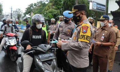 Kapolres Bondowoso Turun Jalan Bagikan Masker dan Ingatkan Prokes