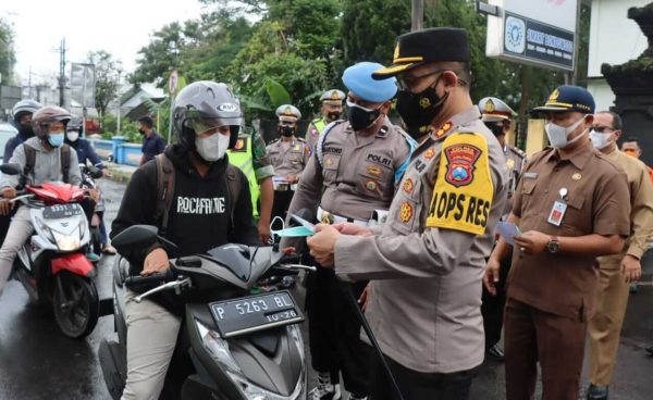 Kapolres Bondowoso Turun Jalan Bagikan Masker dan Ingatkan Prokes