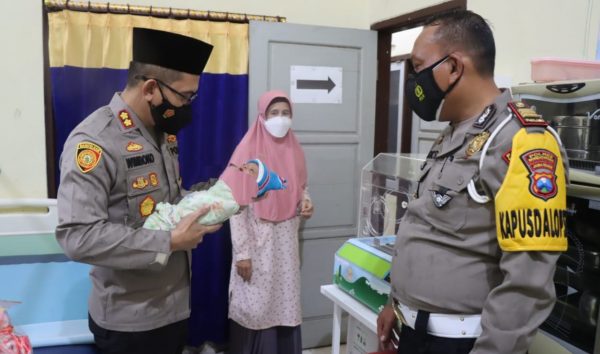 Kunjungi Bayi Perempuan yang Sengaja Dibuang Orang Tuanya, Kapolres Bondowoso Pastikan Proses Hukum