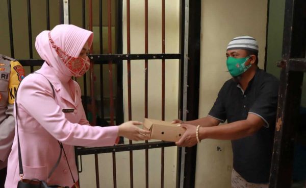 Manfaatkan Momen Isra Miraj, Kapolres Bondowoso Berbagi dengan Penghuni Rutan