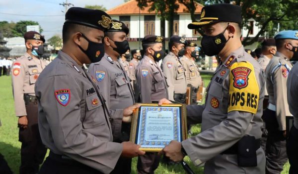 Puluhan Babinkamtibmas Terima Penghargaan dari Kapolres Bondowoso