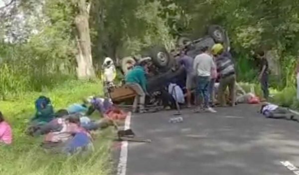 Jalan Desa Gunung Anyar Bondowoso Makan Korban Jiwa, Pikap Terbuka Berisi Penumpang Terbalik