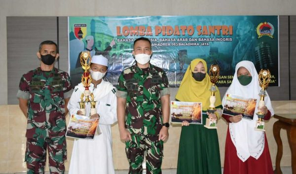 Tumbuhkan Semangat Bela Negera, TNI Gelar Lomba Pidato Tiga Bahasa untuk Santri