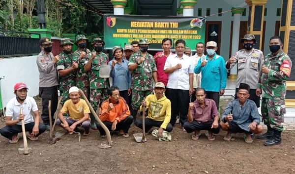 Koramil Pakem Bondowoso bersama Muspika dan Warga Gadingsari Kompak Bersihkan Masjid untuk Kenyamanan Ibadah