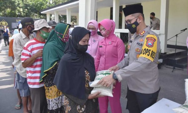 Polres Bondowoso Bagikan Zakat Fitrah ke Tukang Becak