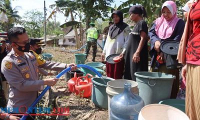 Polres Bondowoso Pasok Air Bersih di Enam Wilayah Kecamatan Lokasi Kekeringan