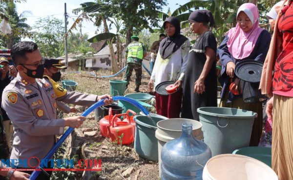 Polres Bondowoso Pasok Air Bersih di Enam Wilayah Kecamatan Lokasi Kekeringan